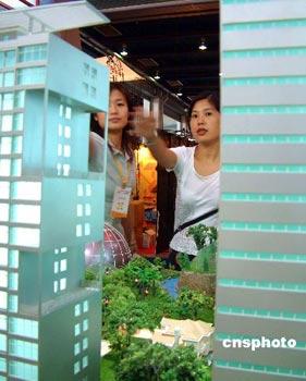 According to the top economic planner, housing prices in 70 major Chinese cities continued to drop in February. 