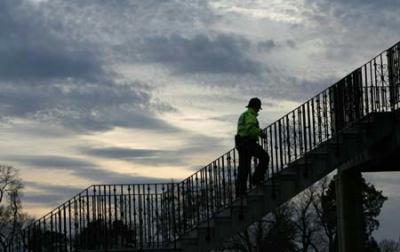 A policeman climbs stairs outside the hotel hosting the G20 Finance Ministers meeting near Horsham, in southern England March 13, 2009. (Xinhua/Reuters Photo)