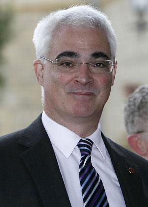 Britain's Finance Minister Alistair Darling arrives for the G20 Finance Ministers meeting at a hotel, near Horsham, in southern England March 13, 2009. (Xinhua/Reuters Photo)