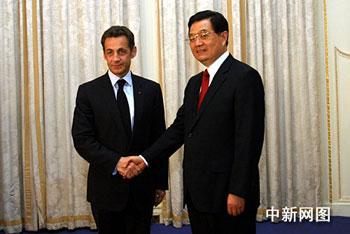 Hu Jintao told Nicolas Sarkozy he hopes the two sides will work together for a new phase in Sino-French ties.