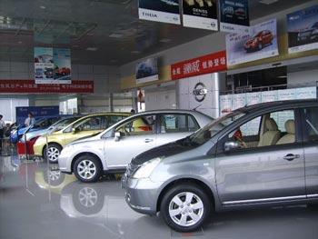 China's car sales in March climbed to a monthly record, extending gains from the previous month.