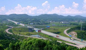 China's southwestern Guangxi Zhuang Autonomous Region has been attracting private funding to finance its highway construction.(gxtv.cn Photo)