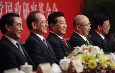 Jia Qinglin (C), chairman of the National Committee of the Chinese People's Political Consultative Conference, attends the closing ceremony of the fifth Cross-Straits Economic, Trade and Culture Forum with Kuomintang (KMT)'s chairman Wu Poh-hsiung (2nd R) in Changsha, capital of central China's Hunan Province, July 12, 2009. (Xinhua/Xing Guangli)