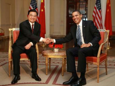 Chinese President Hu Jintao (L) shakes hands with US President Barack Obama at Winfield House, the US ambassador's residence in London April 1, 2009. [Xinhua]