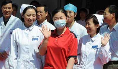 Liu, China's first confirmed A/H1N1 influenza patient is discharged from hospital in Beijing, May 22, 2009. (Xinhua/Li Wen)