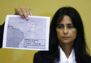 Brazilian Defense Minister Nelson Jobim (L, hand) holds a diagram of the crash area of Air France flight AF447 during a news conference with Solange Vieira (R), president of the Civil Aviation Authority, in Rio de Janeiro June 2, 2009. REUTERS/Fernando Soutello-AGIF