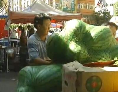 Fresh vegetables and fruit are once again being sold in downtown Urumqi. 