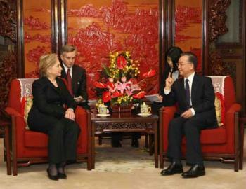 Chinese Premier Wen Jiabao (1st R) meets with visiting U.S. Secretary of State Hillary Clinton (1st L) in Beijing, China, Feb. 21, 2009.(Xinhua/Liu Weibing)