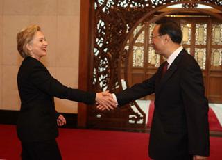 Chinese Foreign Minister Yang Jiechi (R) shakes handwith visiting U.S. Secretary of State Hillary Clintonin Beijing, China, Feb. 21, 2009. Hillary Clinton arrived in Beijing on Friday evening, kicking off her visit to China.(Xinhua Photo)