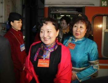 Members of the 11th National Committee of the Chinese People's Political Consultative Conference (CPPCC) from north China's Inner Mongolia Autonomous Region arrive in Beijing, capital of China, March 1, 2009.(Xinhua/Xing Guangli)