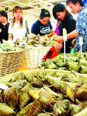 Rice dumplings with fancy packaging used to be popular gifts during the festival.