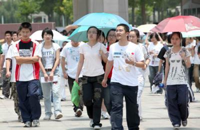 Chinese students and their family members walk home after they finished the first day tests of the National College Entrance Examination, which will last until Tuesday for three days across China, in Rui'an city in east China's Zhejiang province, June 7, 2009. Some 10.2 million Chinese school students are to compete this year in the world's largest annual examination for a quota of 6.29 million to learn in universities and colleges. (Xinhua/Zhuang Yingchang)