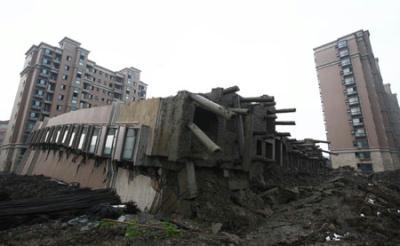 A 13-floor apartment building under construction collapses in Minhang district, Shanghai Saturday morning June 27, 2009, killing one worker.  [Xinhua]