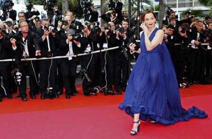 British actress Kristin Scott Thomas arrives on the red carpet for the screening of the film "Le Silence de Lorna" by Belgian directors Luc and Jean-Pierre Dardenne at the 61st Cannes Film Festival May 19, 2008. (Xinhua/Reuters Photo)