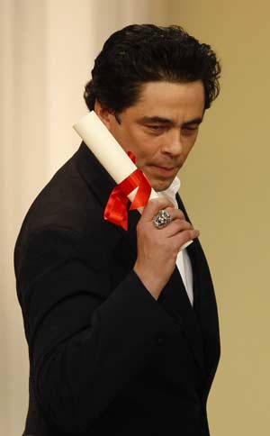 Actor Benicio Del Toro receives the Best Actor award for the film "Che" by U.S. director Steven Soderbergh during the award ceremony at the 61st Cannes Film Festival May 25, 2008.(Xinhua/Reuters Photo)