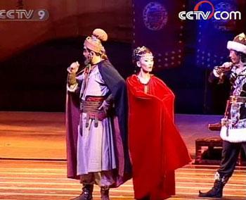 The Lanzhou Song and Dance Theatre is taking its grand production "Dunhuang, My Dreamland" to West China's Xinjiang Uygur Autonomous Region.(Photo: CCTV.com)