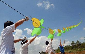 An amazing airborne display dazzled thousands of spectators in Kunming, capital of southwest China's Yunnan province. (Photo: CCTV.com)