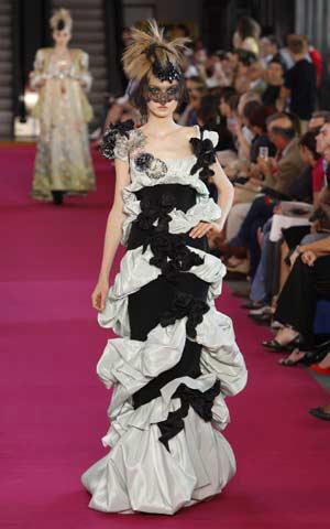 A model presents a creation by French designer Christian Lacroix as part of his Autumn/Winter 2008-2009 Haute Couture fashion collection in Paris, July 1, 2008. (Xinhua/Reuters Photo)