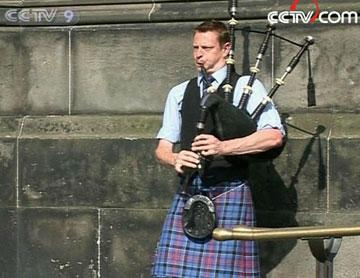 The distinctively patterned tartan cloth is an important part of Scotland's national dress.(Photo: CCTV.com)