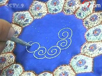 Isfahan has become celebrated for its unique craft - enameling plates and other porcelain items with arabesque patterns.(Photo: CCTV.com)