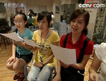 Thirty newly-released Olympic songs are proving to be hits among people in Beijing. The tunes can be heard wherever one strolls among Beijing's streets and hutongs.(Photo: CCTV.com)