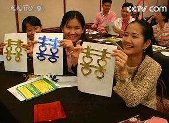 The Chinese language students were treated to some teaching about Chinese folk art.(Photo: CCTV.com)