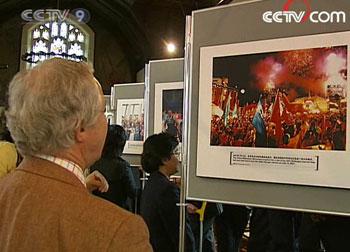 In Britain, a photo exhibition about the Beijing Olympics opened at Saint George Middle School.(Photo: CCTV.com)