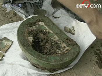 A rare porcelain pillow has been excavated from a grave in Xiangfan, in central China's Hubei Province.