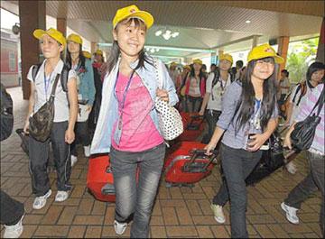 Students from quake-affected Dujiangyan City of Sichuan Province arrive at Shanghai Railway Station on August 31, 2008. They will study at vocational schools in Shanghai. (Photo: shanghaidaily.com)