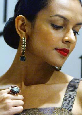 A model showcases new jewellery design by Indian designer Sabyasachi during a preview in Mumbai September 1, 2008. Sabyasachi will unveil his new collection at the Spring/Summer 2009 season of the New York Fashion week, which begins on September 5, 2008. [Agencies]