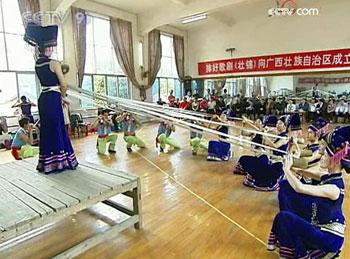 Guangxi folk songs have always been well loved in China. Now the music takes on fresh appeal in a newly composed opera, "Zhuang Embroidery".