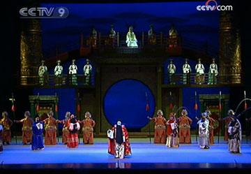 Combining a gorgeous set with light effects and majestic costumes, newly-adapted Peking Opera production "Red Cliff" dazzled the crowd at the National Center for the Performing Arts in Beijing.