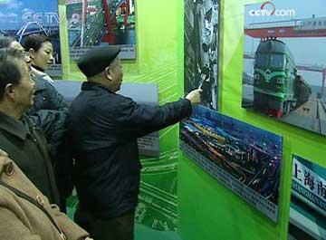 An exhibition encapsulating the achievements of Shanghai during the past three decades is being held in the metropolis, attracting crowds of locals every day. 