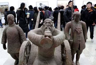 The visitors view a sculpture presented on the Fine Arts Exhibition of the Yangtze River Delta Region memorizing the 30th Anniversary of China's reforms and opening up campaign, in Hangzhou, capital of east China's Zhejiang Province, Jan. 3, 2009. A total of 274 pieces of artworks including traditional Chinese paintings, oil paintings, scratchboards, sculptures, etc. were exhibited in China Academy of Art in Hangzhou on Saturday. (Xinhua/Cheng Ruixin)