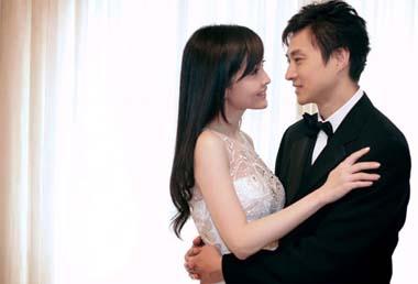 The controversial Hong Kong celebrity couple Vivian Chow and Joe Nieh published their wedding photos on January 5, 2009. Actress Chow, 41, and writer Nieh, 44, were married on the same day in a private ceremony that was only accessible to family members and friends. Their marriage came shortly after Nieh was spotted kicking another girl. [Photo: yule.sohu.com]