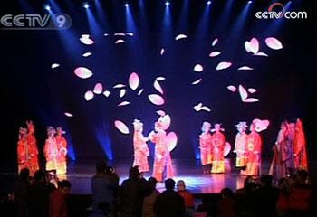 The wedding was set on the stage of the Qinqiang play "Dreaming of Chang'an". One of the leading characters, the matchmaker, hosted the ceremony.