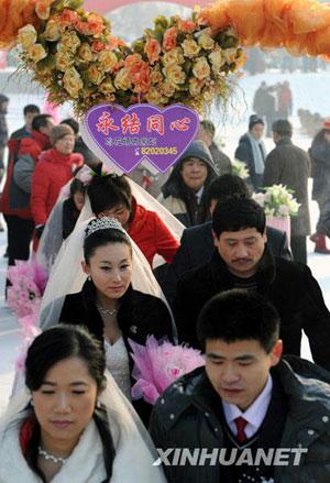 Dozens of newly-wed Chinese couples braved the freezing temperatures to say 