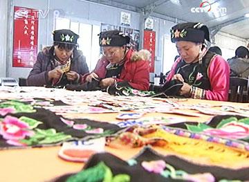 The first group of 68 students recently graduated from the Qiang Embroidery Training Course in Beichuan. 