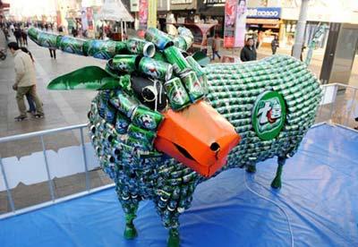 An ox sculpture made of ring-top cans is displayed on Taidong pedestrian street in Qingdao, a coastal city in east China's Shandong Province, Jan. 17, 2009. The 2.5-meter-high and 3-meter-long sculpture was made of 2,000 cans to welcome the Chinese lunar Year of Ox starting from Jan. 26. (Xinhua Photo)