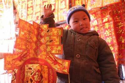 A kid takes a red lanttern to celebrate the Spring Festival in Lhasa, capital of southwest China's Tibet Autonomous Region, Jan. 25, 2009.(Photo: tibet.com)