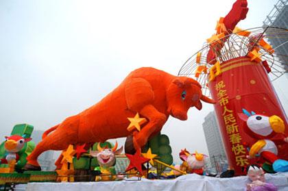 A six-meter-tall, ox-shaped lantern is seen at the Qingchun Square in Hangzhou, capital of east China's Zhejiang Province, Feb. 3, 2009. As the year of 2009 is the Chinese Year of the Ox, lanterns in the theme of the ox have been installed in Hangzhou to celebrate the Lantern Festival, which falls on Feb. 9 this year. (Xinhua/Xu Yu)