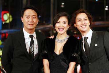 Chinese actress Zhang Ziyi (C), Hong Kong actor Leon Lai (L) and Japanese actor Ando Masanobu arrive at the red carpet for the screen of the film "Forever Enthralled" at the 59th International Film Festival Berlin (Berlinale) in Berlin, Germany, Feb. 10, 2009. "Forever Enthralled" would compete with 17 other films for the coveted Golden Bear. (Xinhua/Luo Huanhuan)