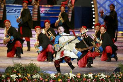 Tibetan actors perform dance at a gala to celebrate the Tibetan New Year in Lhasa, capital of southwest China's Tibet Autonomous Region, Feb. 18, 2009. A grand gala, featuring with typical Tibetan dancing and singing, was held on Wednesday, to celebrate the upcoming Tibetan New Year, which falls on Feb. 25 this year. [Photo: Xinhua]