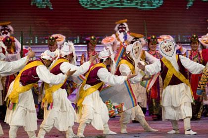 Tibetan artists perform dance at a gala to celebrate the Tibetan New Year in Lhasa, capital of southwest China's Tibet Autonomous Region, Feb. 18, 2009. A grand gala, featuring with typical Tibetan dancing and singing, was held on Wednesday, to celebrate the upcoming Tibetan New Year, which falls on Feb. 25 this year. [Photo: Xinhua]