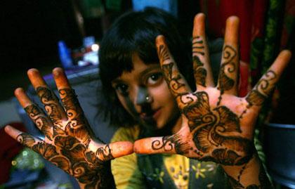 Rubina Ali, who acted as young Latika in the film "Slumdog Millionaire" shows mehndi painted on her hands in the slum she resides in, prior to leaving for airport to fly to Los Angeles to attend the 81st Academy Awards, in Mumbai Feb. 20, 2009. (Xinhua/Reuters Photo)