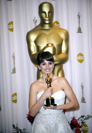 Penelope Cruz holds up her trophy for Best Supporting Actress of the 81st Academy Awards at the Kodak Theater in Hollywood, California, the United States, Feb. 22, 2009.(Xinhua/Qi Heng)