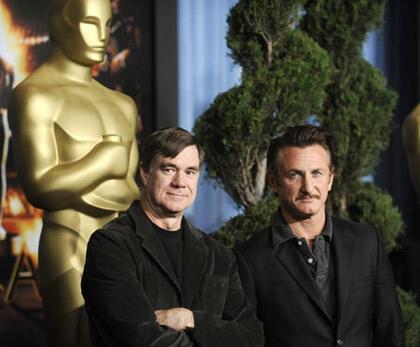 Director Gus Van Sant (L), nominated for best director for his film "Milk", and actor Sean Penn, nominated for best actor for the same film, arrive at the nominees luncheon for the 81st annual Academy Awards in Beverly Hills, California Feb. 2, 2009. (Xinhua/Reuters Photo)