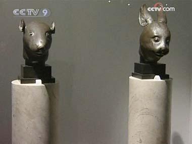 A Paris tribunal has ruled against suspending the auction of two Chinese bronze statue heads by the Christie's. 