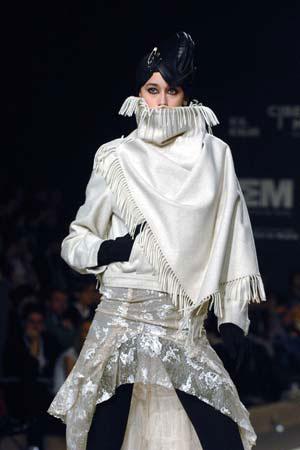 A model displays a designer's creation during the Madrid fashion week in Madrid, Spain, Feb. 24, 2009. The 49th Madrid fashion week closed here Tuesday. There are altogether 45 shows held by 55 designers during the 5-day event.(Xinhua/Chen Haitong) 