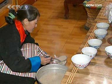 Eating "Gutu" during the New Year's eve banquet is another Tibetan tradition. 